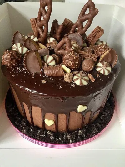 Bánh sinh nhật với đủ loại chocolate (Ảnh: internet) Bánh sinh nhật với đủ loại chocolate (Ảnh: internet)