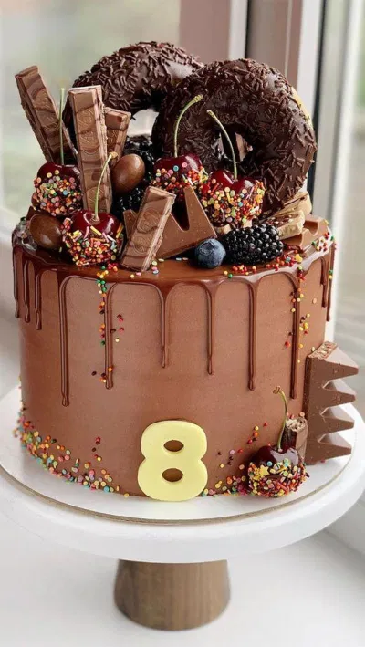 Bánh sinh nhật chocolate cùng với bánh macaron (Ảnh: internet) Bánh sinh nhật chocolate cùng với bánh macaron (Ảnh: internet)