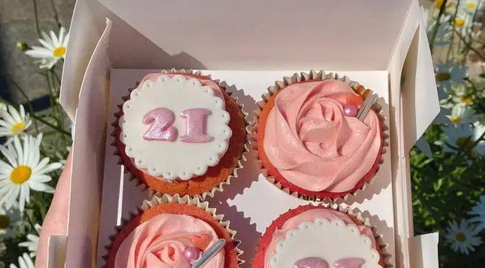 Bánh sinh nhật màu hồng cùng với những chú thỏ xinh xắn (Ảnh: internet)
