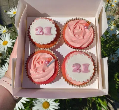 Một hộp bánh sinh nhật cupcake tuyệt vời cho tuổi 21 (Ảnh: internet) Một hộp bánh sinh nhật cupcake tuyệt vời cho tuổi 21 (Ảnh: internet)