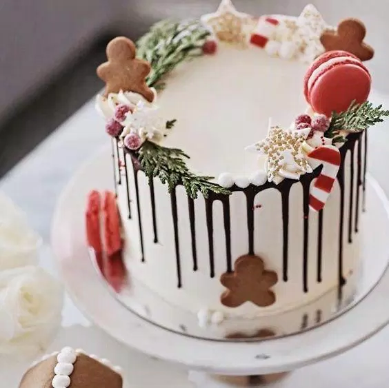 Bánh sinh nhật với chocolate với bánh quy nhìn là muốn ăn (Ảnh: internet)
