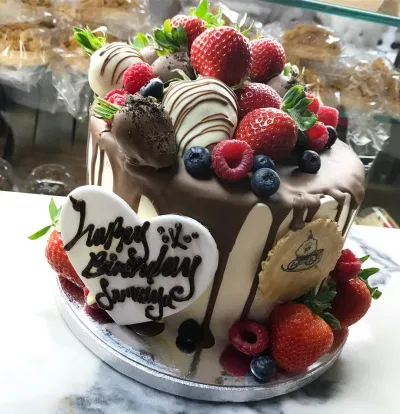 Bánh kem với dâu tây phủ chocolate (Ảnh: internet) Bánh kem với dâu tây phủ chocolate (Ảnh: internet)