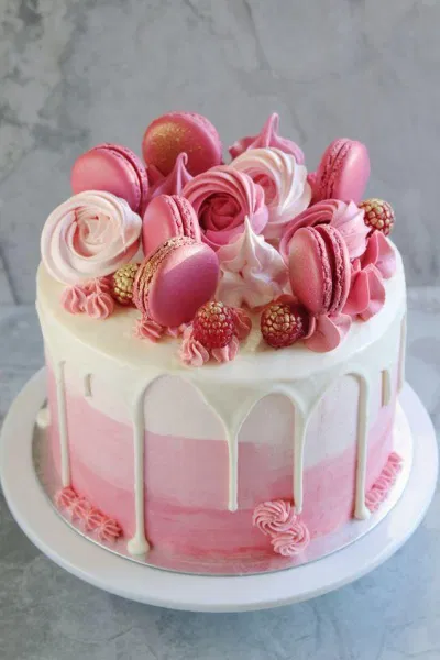 Bánh sinh nhật cùng chiếc bánh macaron hồng ngọt ngào (Ảnh: internet) Bánh sinh nhật cùng chiếc bánh macaron hồng ngọt ngào (Ảnh: internet)