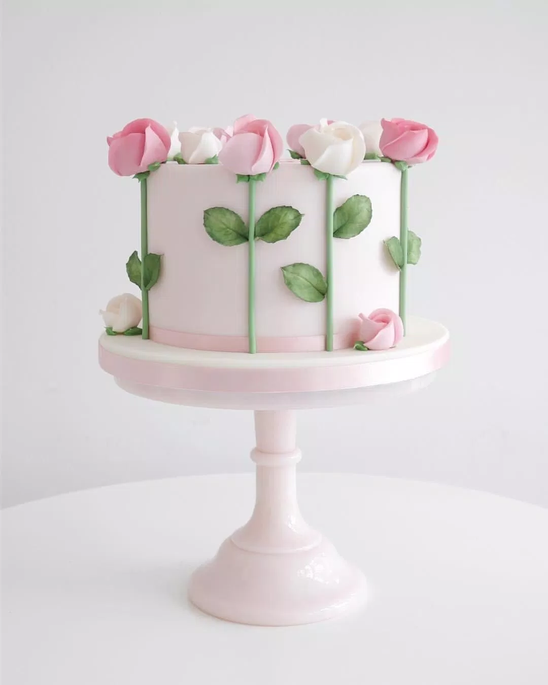 Bánh sinh nhật với cả vườn hoa hồng cực xinh (Ảnh: internet)