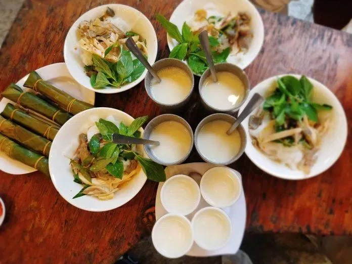 Bánh ướt lòng gà Đà Lạt, uông kèm sữa đậu nành nóng. Nguồn: Internet Bánh ướt lòng gà Đà Lạt, uông kèm sữa đậu nành nóng. Nguồn: Internet