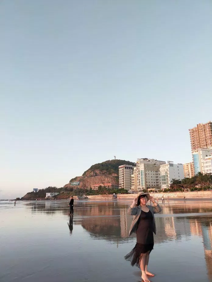 Bãi biển sáng sớm thật yên ả (ảnh: BlogAnChoi)