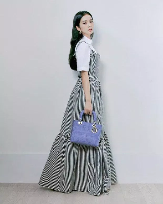 Jisoo trên Instgram của Dior với trang phục Resort 2021