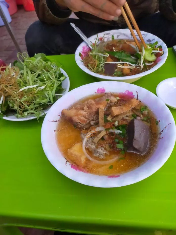 Tô bún riêu to bự mà giá cực rẻ (ảnh: BlogAnChoi)