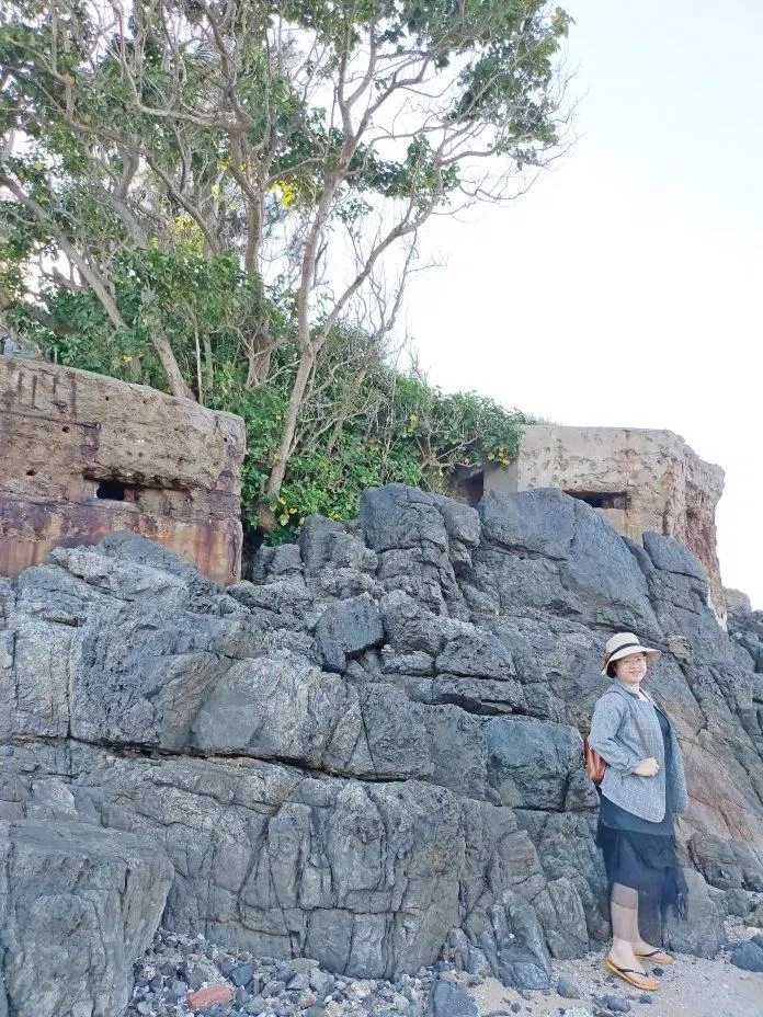 Tiến vào trong đảo là những vách đá kỳ vĩ (Ảnh: BlogAnChoi)