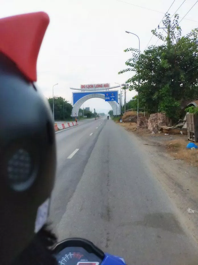 Đến Long Hải là có cổng chào như thế này đây (ảnh:  TinhVe)
