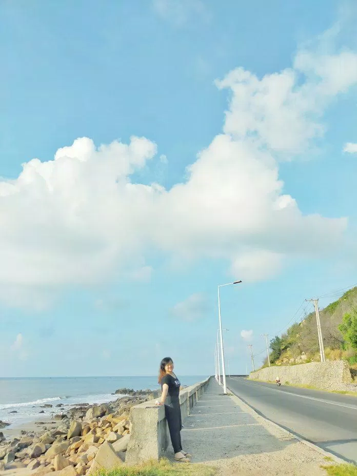 Chụp hình ngay tại đèo (ảnh: BlogAnChoi)