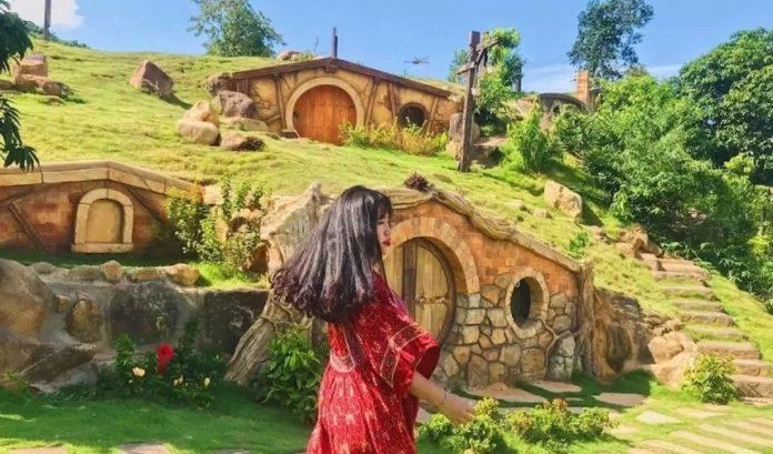 Những ngôi nhà trong lòng đất như "làng người lùn Hobbit" xứ sở thần tiên tại Bạch Mã village
