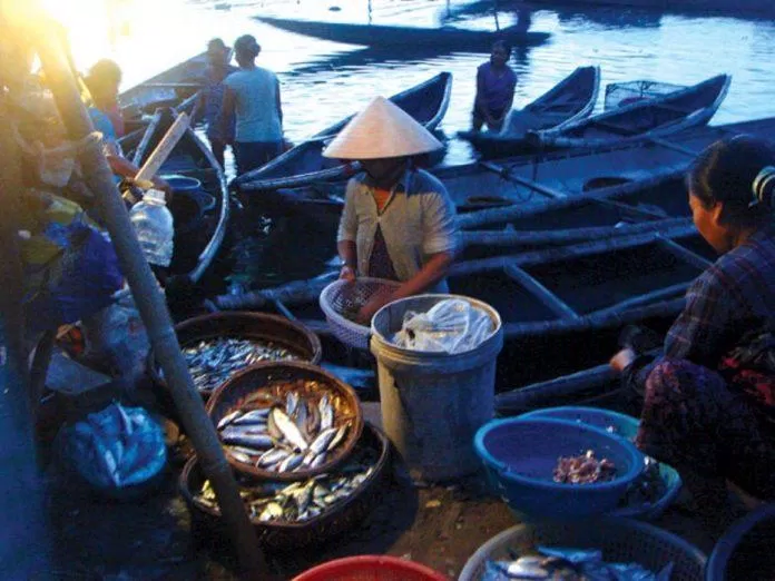 Chợ nổi Ngư Thạnh Mỹ nhộn nhịp lúc sáng sớm