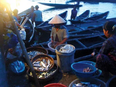 Chợ nổi Ngư Thạnh Mỹ nhộn nhịp lúc sáng sớm