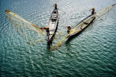 Người dân đánh bắt thuỷ hải sản trên đầm Chuồn