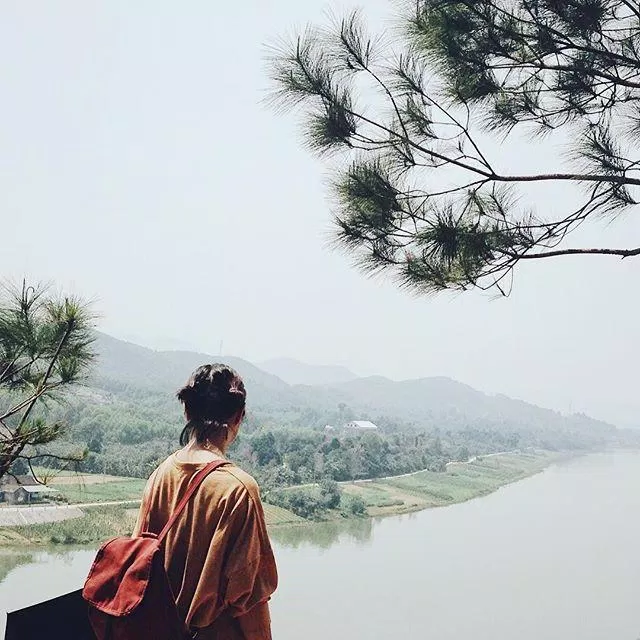 Từ đồi Vọng Cảnh có thể thấy được toàn cảnh sông Hương thơ mộng, hiền hoà