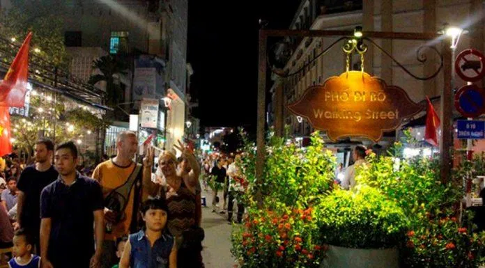 Phố đi bộ thu hút rất đông du khách