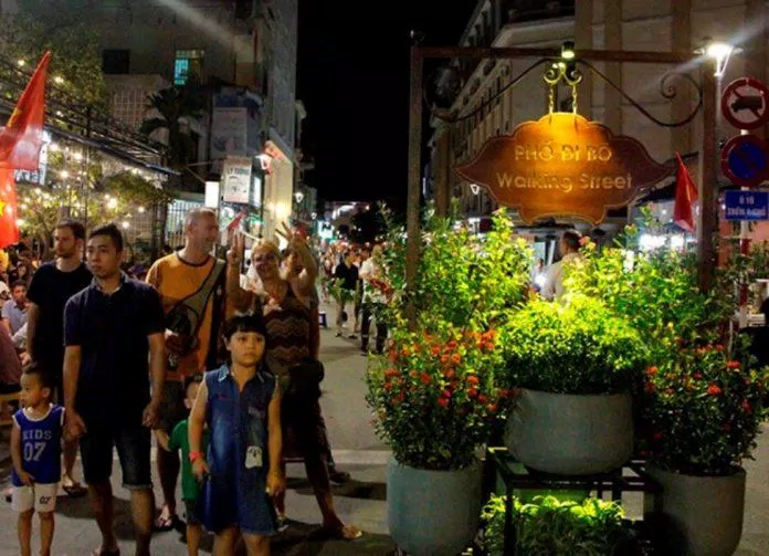Phố đi bộ thu hút rất đông du khách