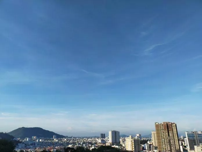 Hay ngắm cả thành phố thu nhỏ trong tầm mắt từ ngọn đồi này (ảnh: BlogAnChoi)