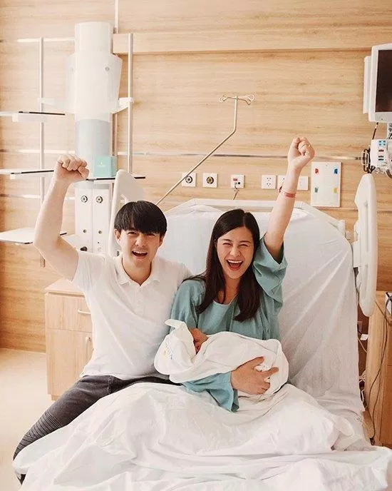 Cả hai vừa đón tiểu công chúa Winnie tới gia đình nhỏ của mình (Nguồn: Internet)