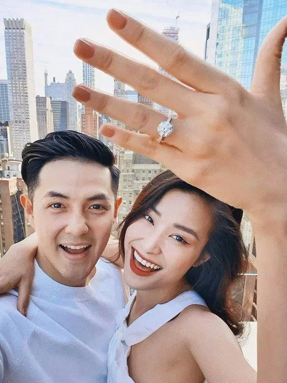 Bức ảnh cầu hôn gây sốt một thời của Đông Nhi và Ông Cao Thắng (Nguồn: Internet)