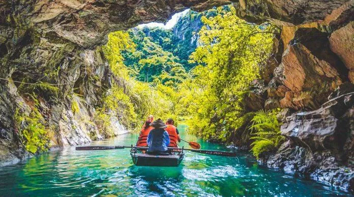 Ngồi thuyền khám phá Ninh Bình - trải nghiệm tuyệt vời khi đến với Ninh Bình. (Nguồn: Internet)