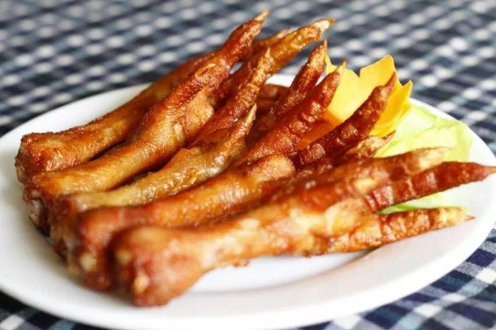 Chân gà nướng phố 8. (Nguồn: BlogAnChoi)