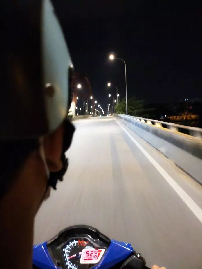 Xuất phát từ Long An, chúng tôi đi qua đoạn đường Nguyễn Văn Linh - cầu Phú Mỹ - phà Cát Lái (ảnh: BlogAnChoi)