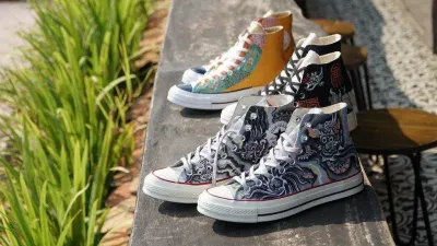 Những đôi giày Converse vẽ tay của La Quốc Bảo. (Ảnh: Internet)