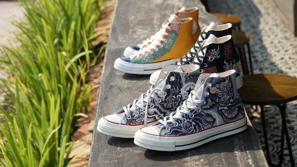 Những đôi giày Converse vẽ tay của La Quốc Bảo. (Ảnh: Internet)