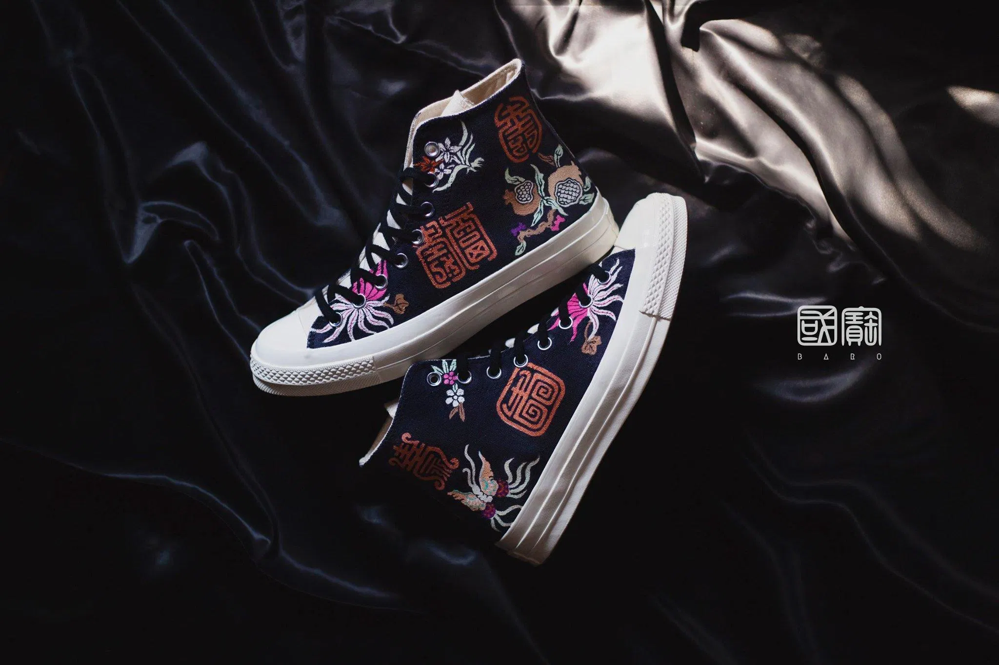 Mẫu giày lấy cảm hứng từ “bách thọ tự" - một trăm kiểu chữ Thọ. (Ảnh: Facebook)