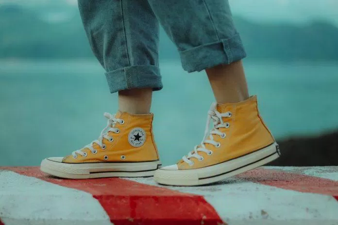 Giày Converse phiên bản An Nam: Được săn lùng chẳng kém giày G-Dragon -  BlogAnChoi