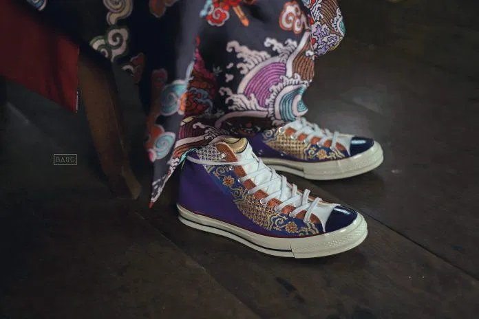 Một mẫu giày Converse với họa tiết cung đình. (Ảnh: Internet)