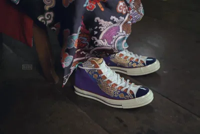 Một mẫu giày Converse với họa tiết cung đình. (Ảnh: Internet)
