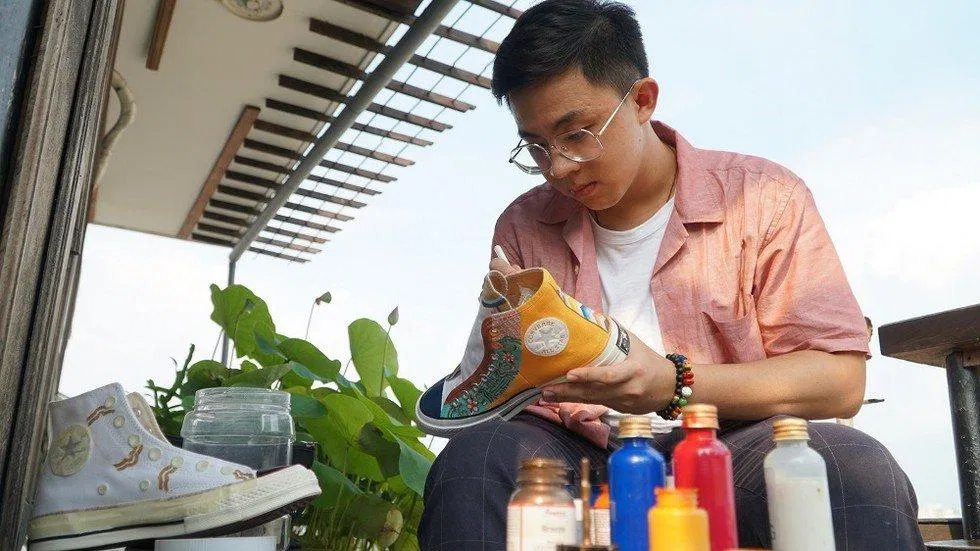 Việc nghiên cứu và thiết kế Converse với họa tiết truyền thống không hề dễ. (Ảnh: Internet)