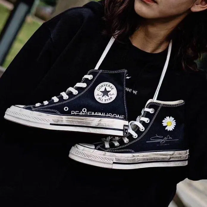 Phiên bản giày Converse hoa cúc của G-Dragon nổi đình nổi đám từ 2019 đến nay. (Ảnh: Internet)