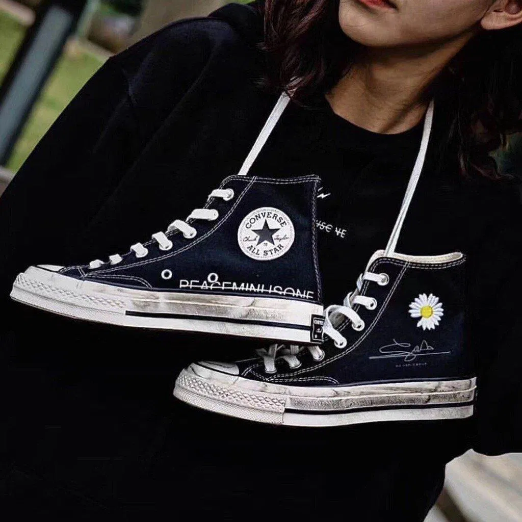 Phiên bản giày Converse hoa cúc của G-Dragon nổi đình nổi đám từ 2019 đến nay. (Ảnh: Internet)