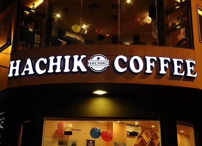 Hachiko Cafe vốn nổi tiếng vì có nhiều loài chó đáng yêu như pug, corgi,... (Ảnh Internet)