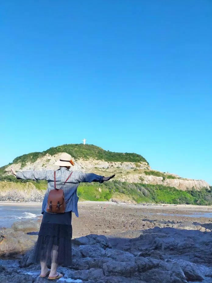 Xa xa là tượng chúa Kito (Ảnh: BlogAnChoi)