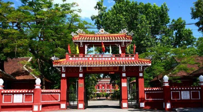 Trường Quốc Học Huế - ngôi trường cổ kính nằm bên dòng sông Hương (nguồn: Internet)