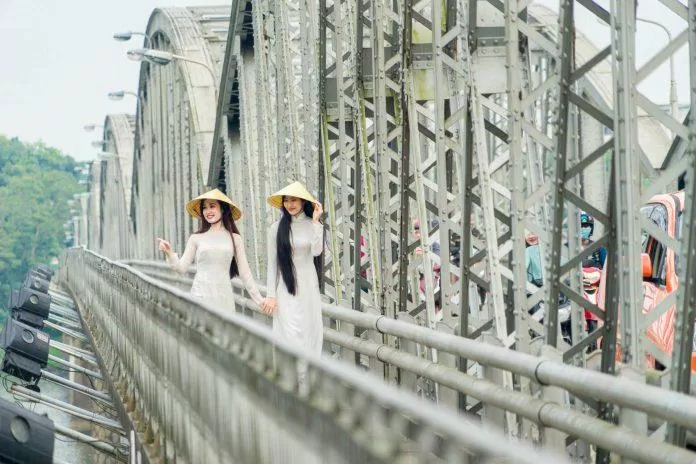 Hình ảnh thiếu nữ trong chiếc áo dài đi bộ trên cầu Tràng Tiền dịu dàng, thướt tha (nguồn: Internet)