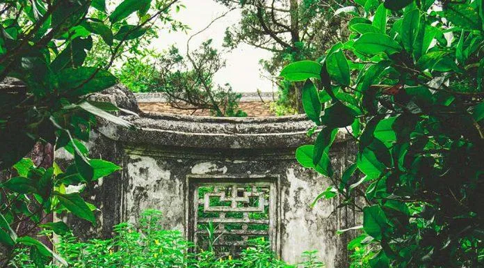 Tấm bình phong trong khuôn viên nhà vườn (nguồn: Internet)
