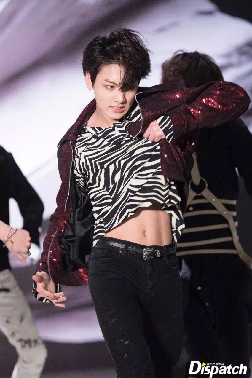 Jungkook để lộ abs khi biểu diễn "Fake Love" (Ảnh: Internet)