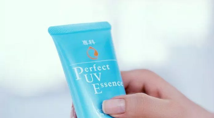 Senka Perfect UV Essence với khả năng nâng tone, giúp da bạn sáng hơn 1,2 tone so với da thường. ( Nguồn: internet)