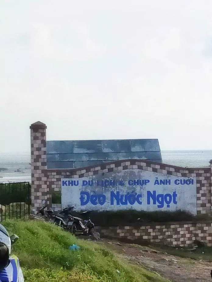 Đến đèo, bạn sẽ thấy bảng hiệu Khu du lịch Đèo Nước Ngọt (ảnh: BlogAnChoi)
