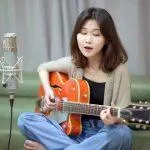 Kim Suyoung với phong cách âm nhạc acoustic. (Nguồn: Internet)