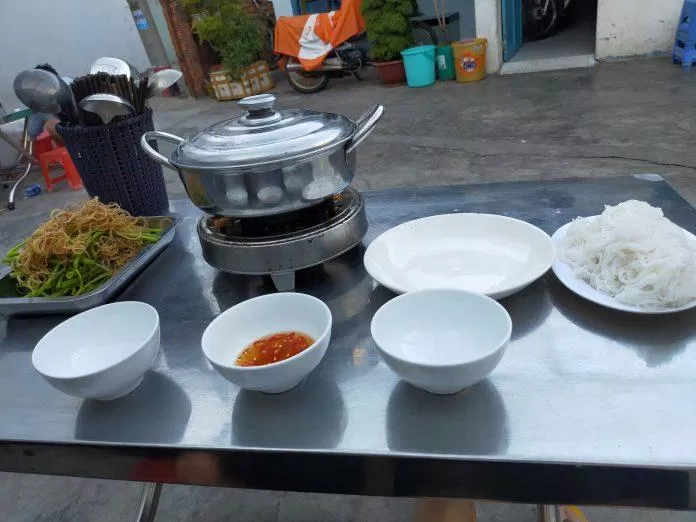 Phần lẩu thế này chỉ 100.000 đồng! (ảnh: BlogAnChoi)