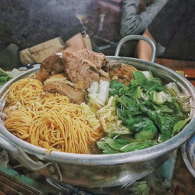 Thưởng thức lẩu bò nóng hổi tại Đà Lạt. Nguồn: Internet Thưởng thức lẩu bò nóng hổi tại Đà Lạt. Nguồn: Internet