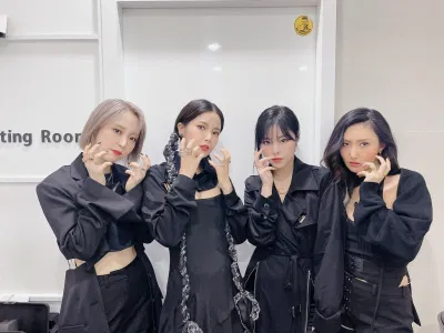 MAMAMOO trở lại với mini album mới Travel sau gần một năm aya dark side of the moon Destiny dingga don t be happy Eclipse Hwasa Mamamoo mini album Moonbyul RBW Entertainment Refund Sisters shine on you Solar solarsido spit it out Travel trở lại Wheein with my tears Yoo Hee Yeols Strechbook