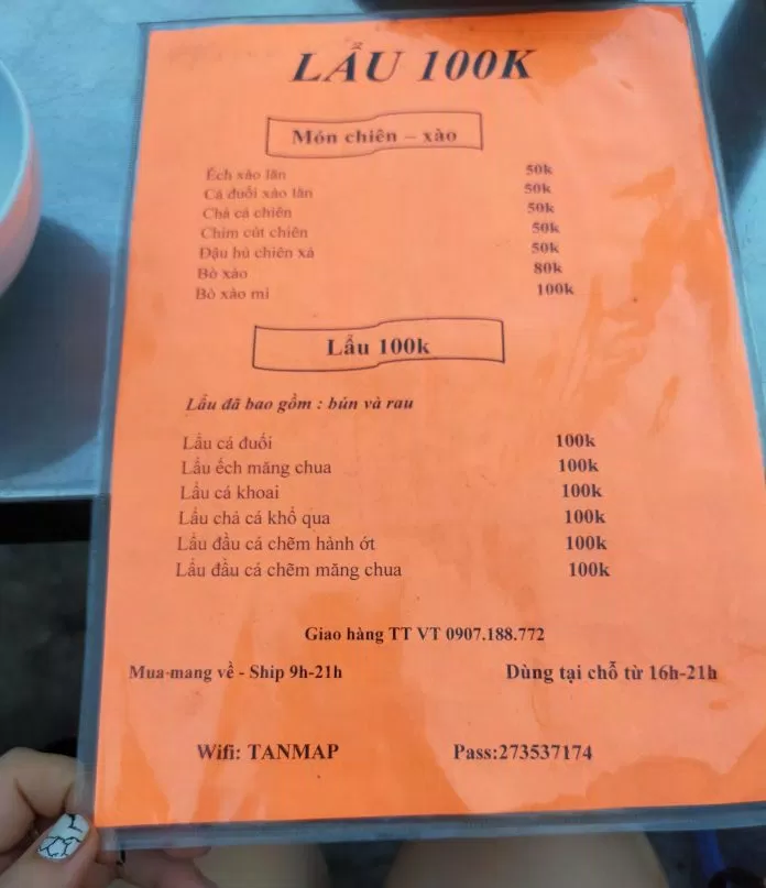 Menu của quán lẩu siêu bình dân ở hẻm 72 Nguyễn Trường Tộ (ảnh: BlogAnChoi)